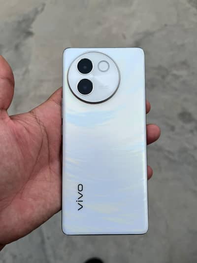 Vivo V30e 8/256 Phone and charger