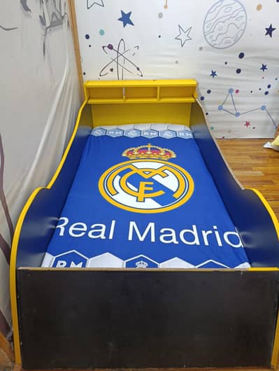 Kids bed (with mattress)