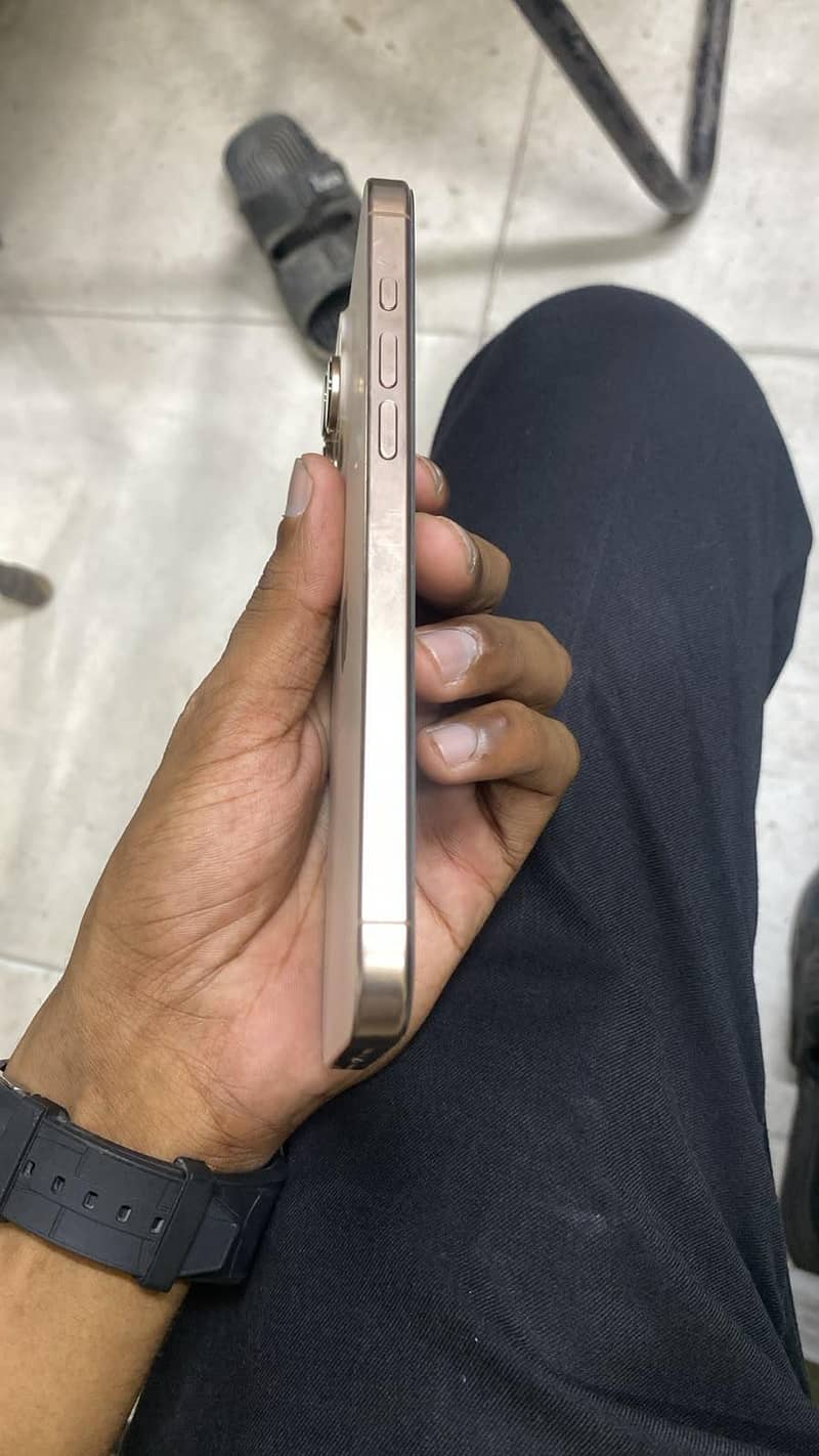 Apple iPhone 16 Pro Max 2