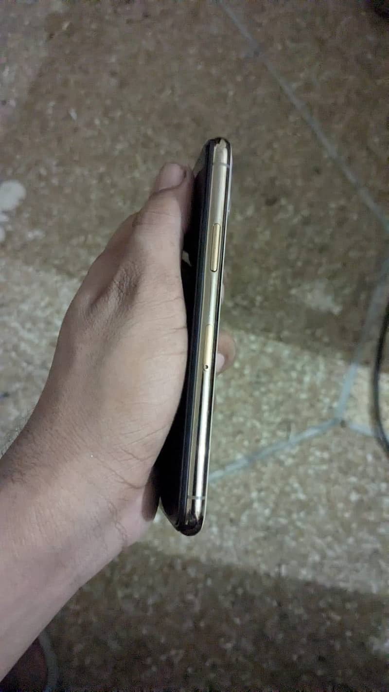 Apple iPhone 11 Pro 4