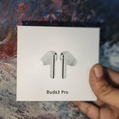 Samsung's Galaxy Buds pro3 crystal white colour