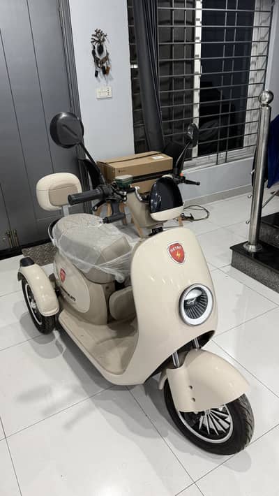 Metro Premium 2026 3 wheeler scooty