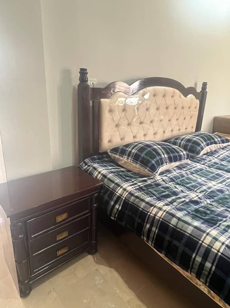Bed with side tables and dressing table 2