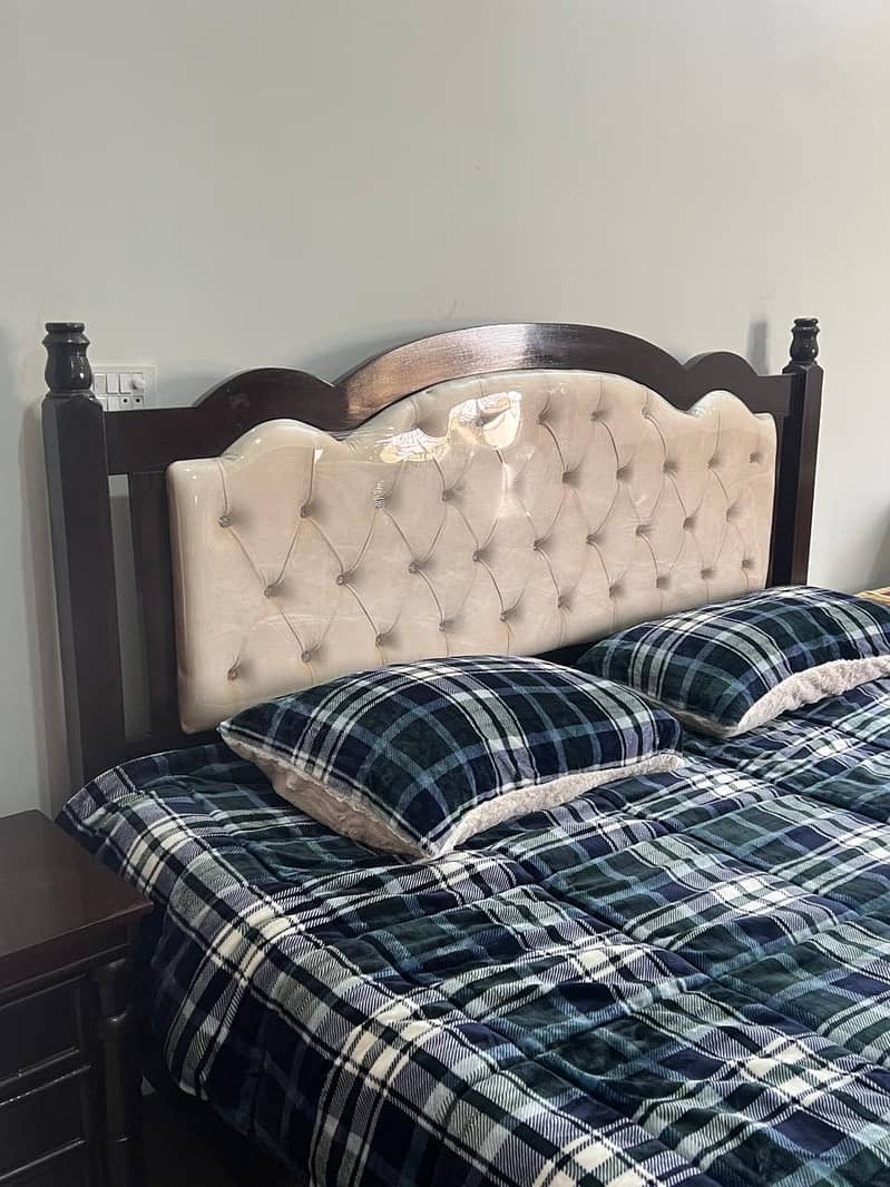 Bed with side tables and dressing table 3