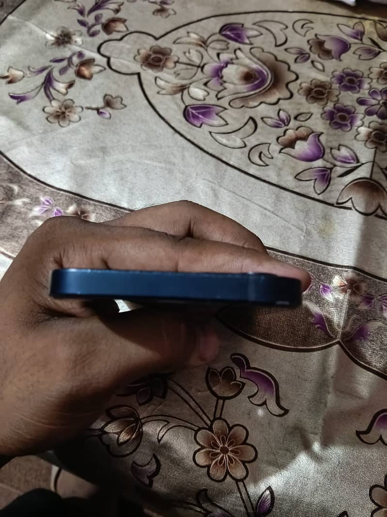 Apple iPhone 12 4
