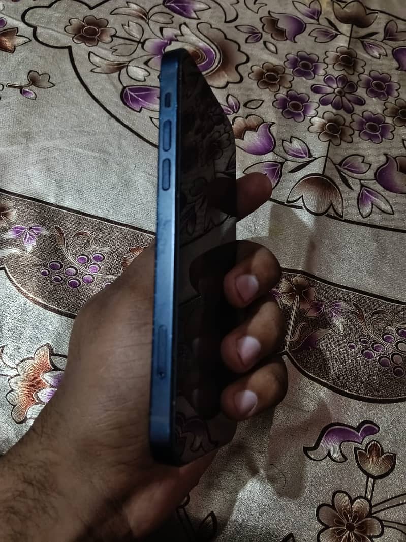 Apple iPhone 12 6