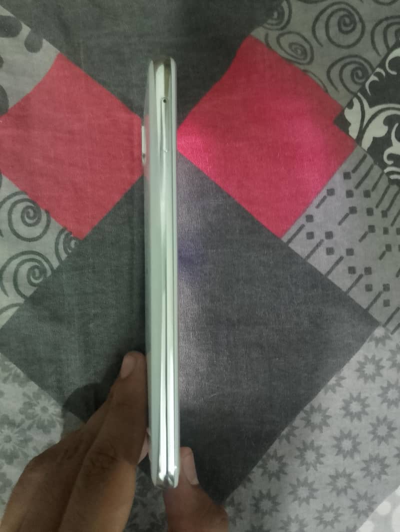 Sharp Aquos R2 4
