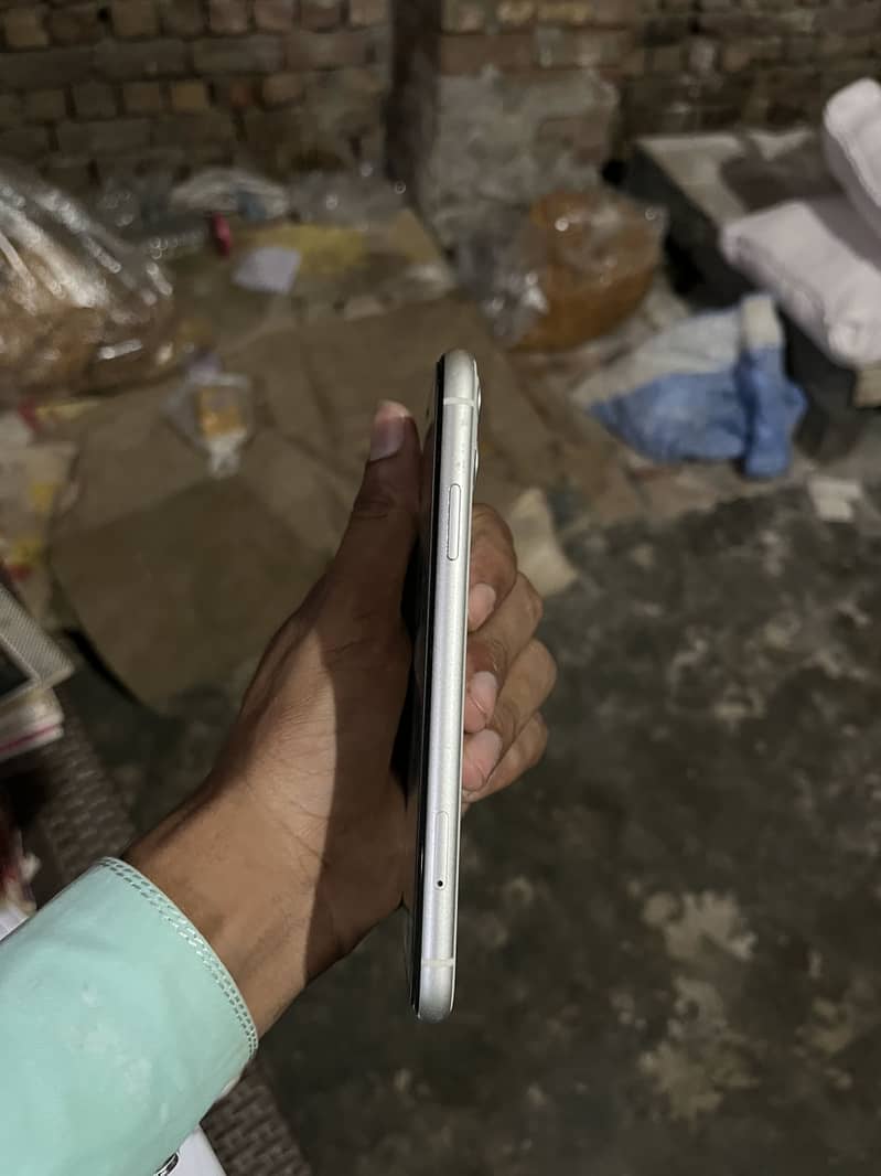 Apple iPhone 11 3