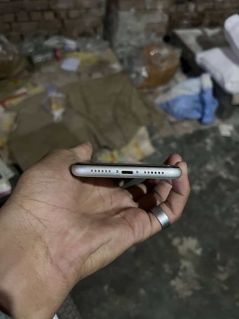 Apple iPhone 11 4