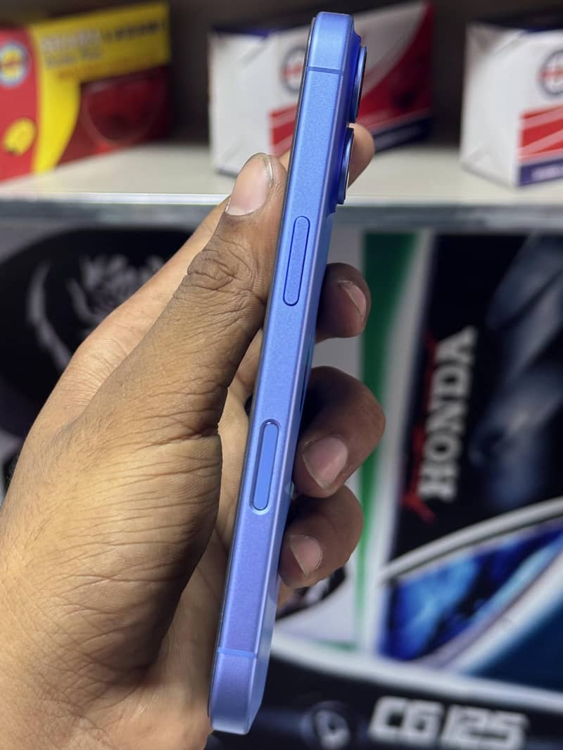 Apple iPhone 16 4