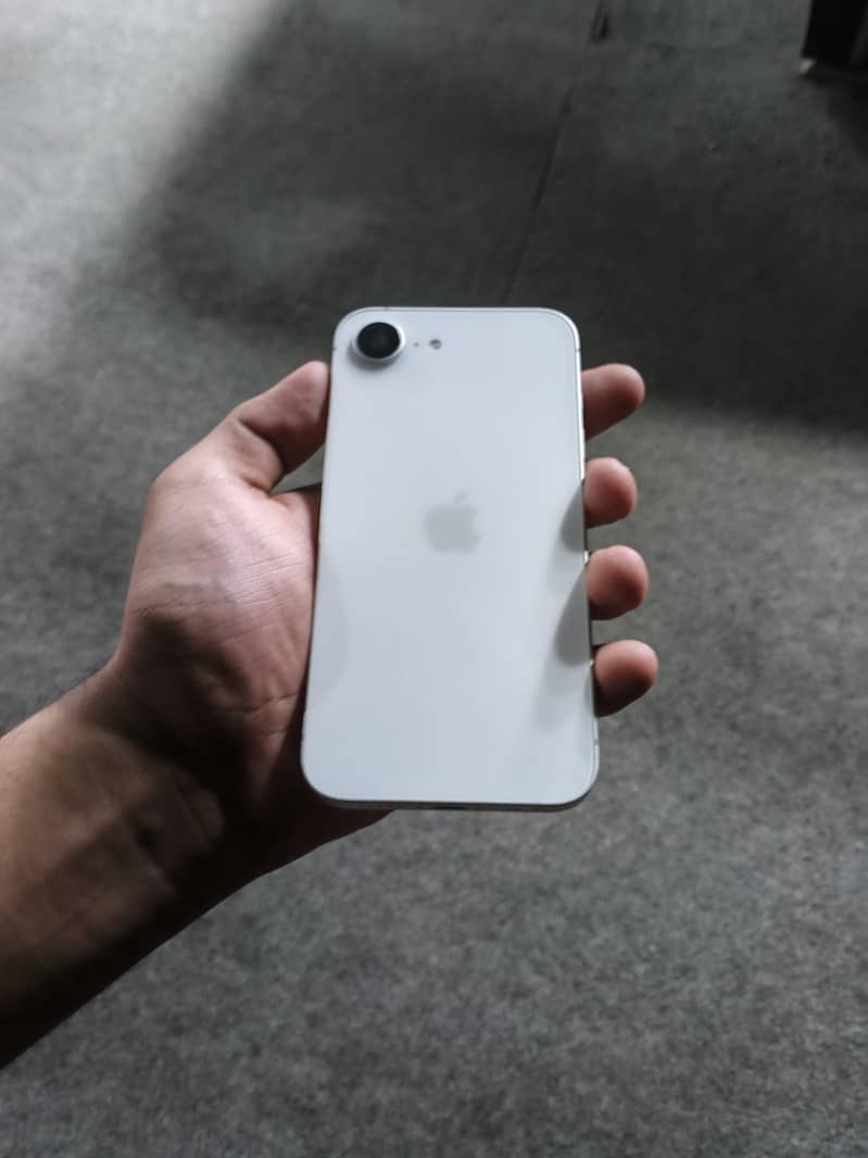 Apple iPhone 17e 1