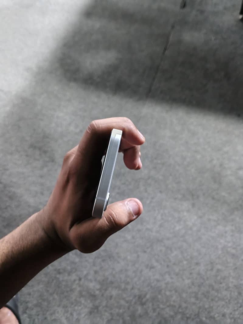 Apple iPhone 17e 3