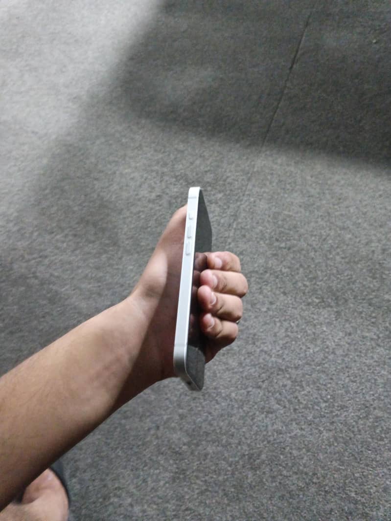 Apple iPhone 17e 5