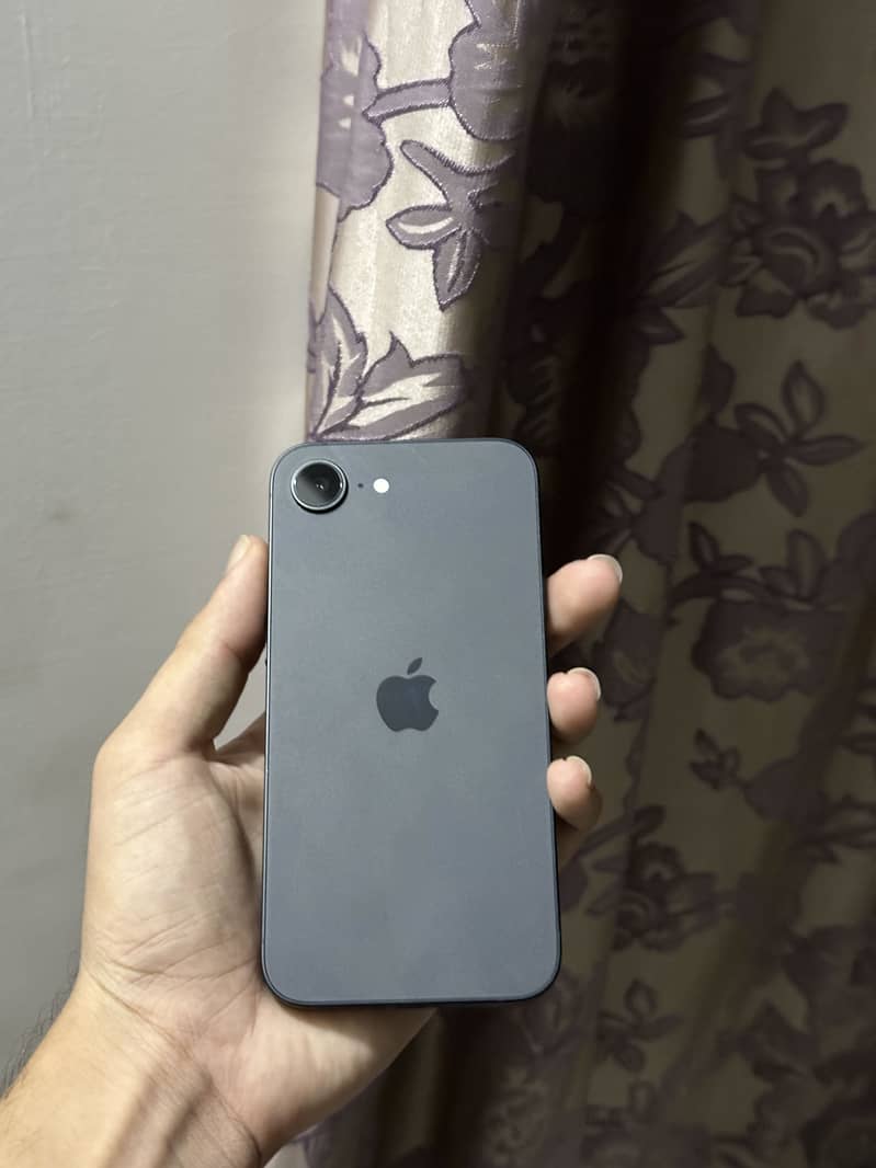 Apple iPhone 16e 0