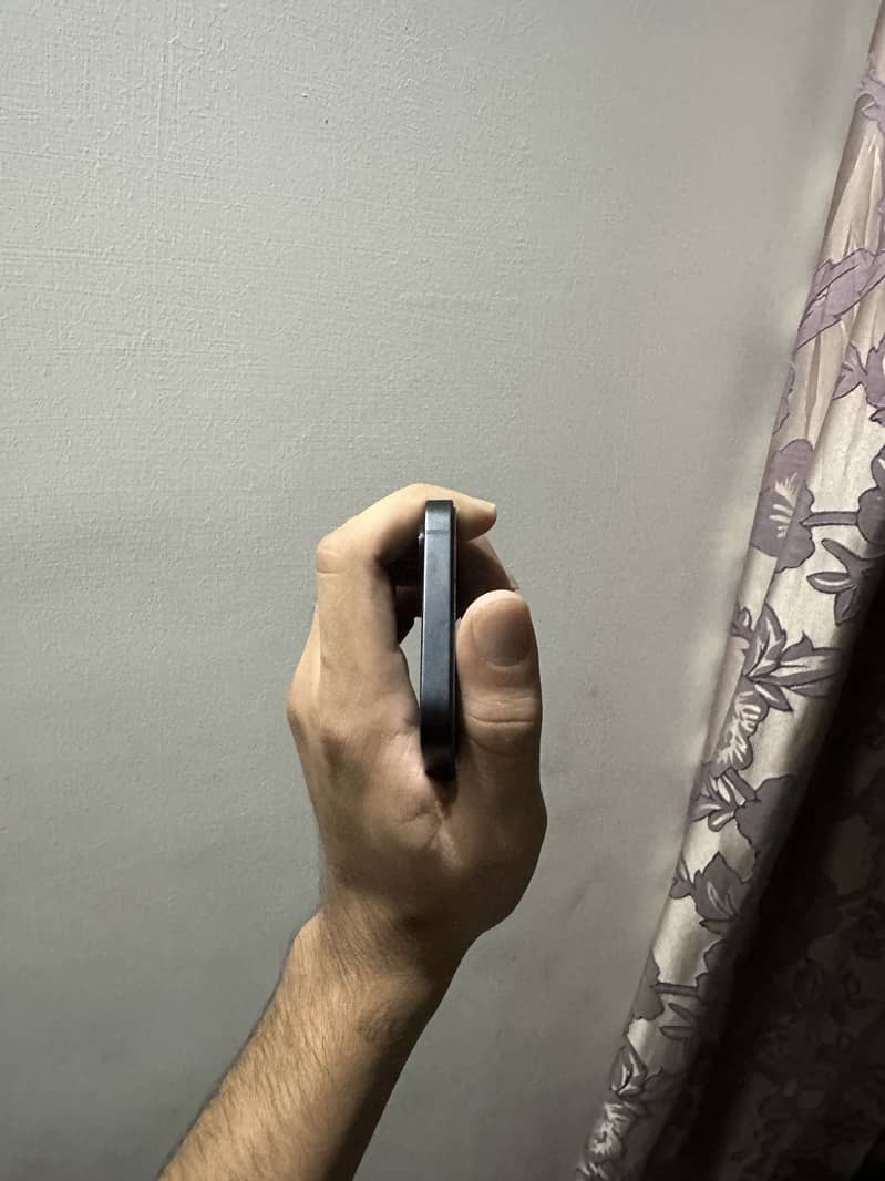 Apple iPhone 16e 1