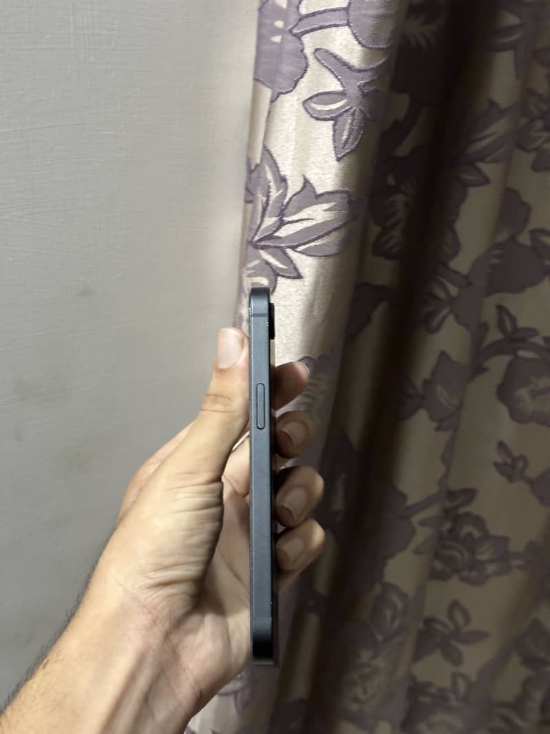 Apple iPhone 16e 3