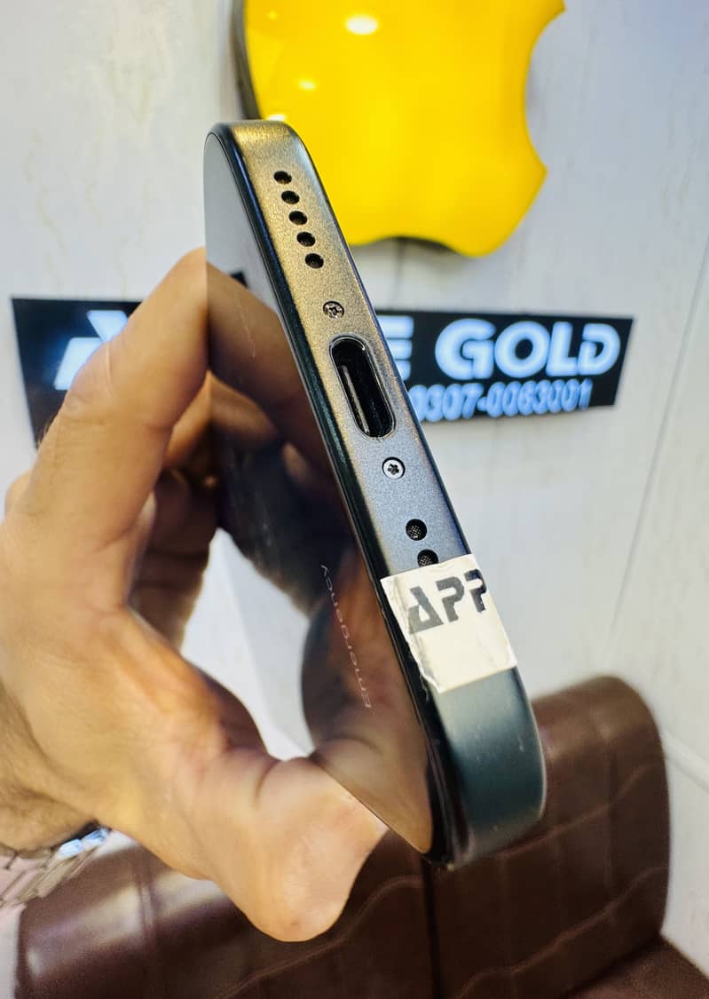 Apple iPhone 15 9