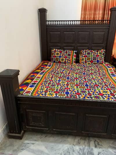 urgent sale of bed . . . . mukammal acha wood may . . behtareen   design m
