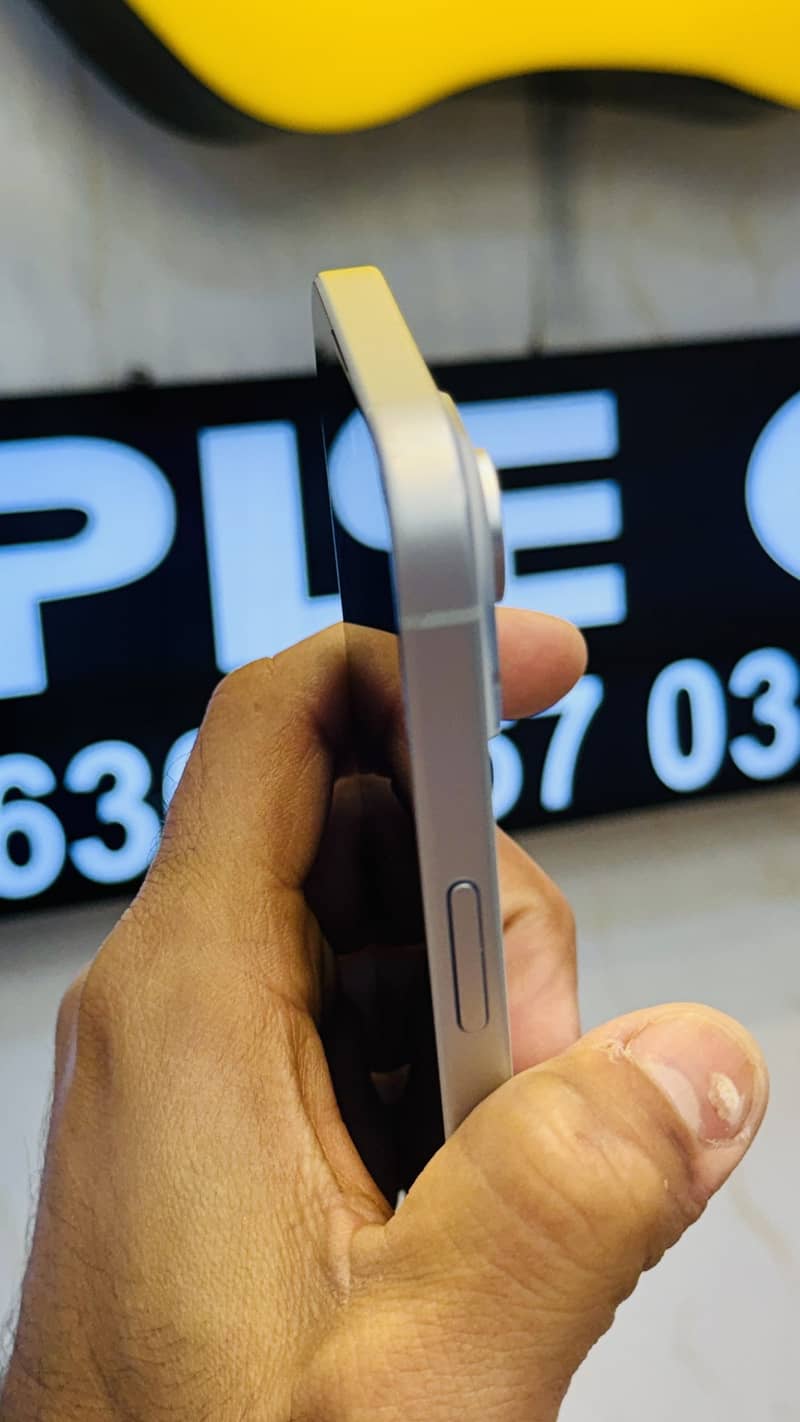 Apple iPhone 15 4