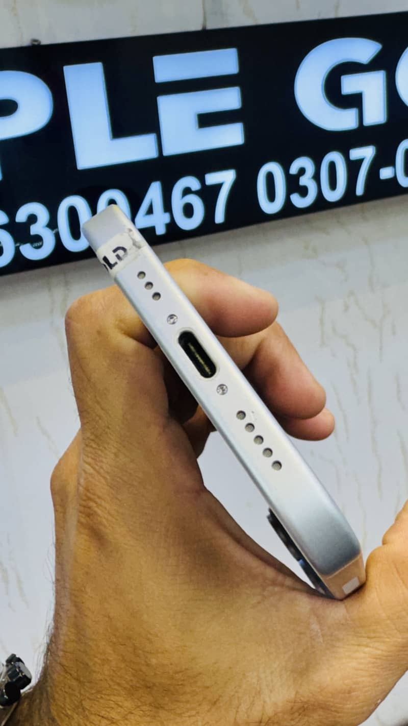 Apple iPhone 15 9