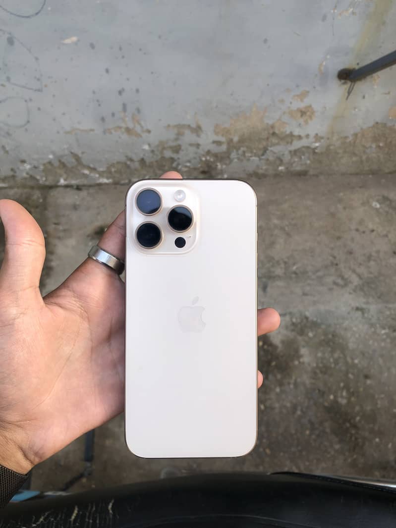 Apple iPhone 16 Pro Max 4