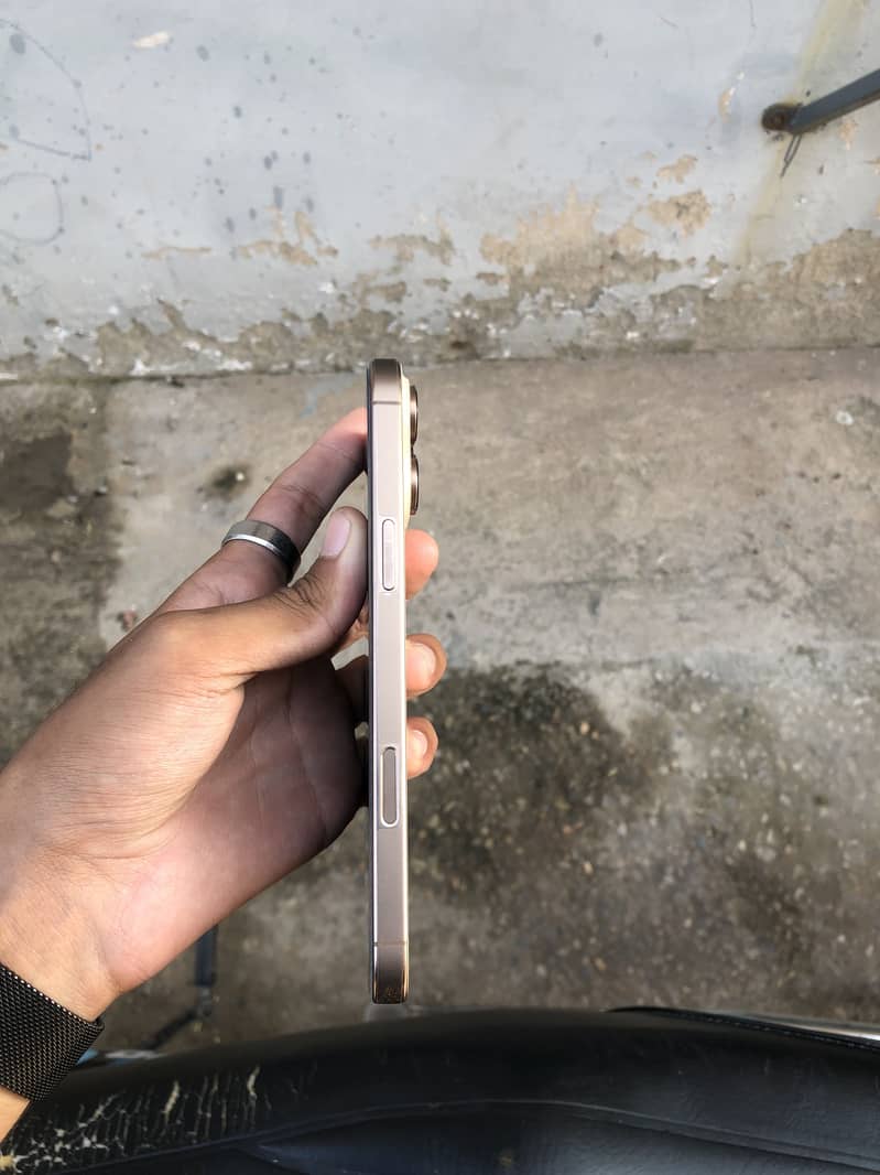 Apple iPhone 16 Pro Max 5