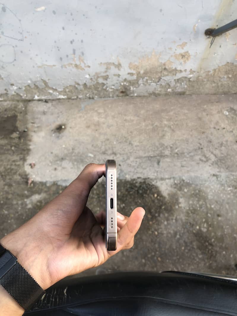 Apple iPhone 16 Pro Max 6
