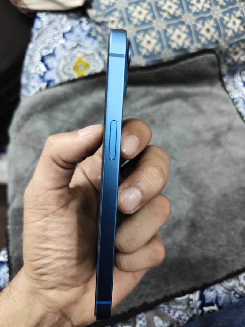 Apple iPhone 13 2