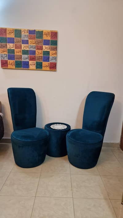 2 seater heel style sofa chairs with coffee table