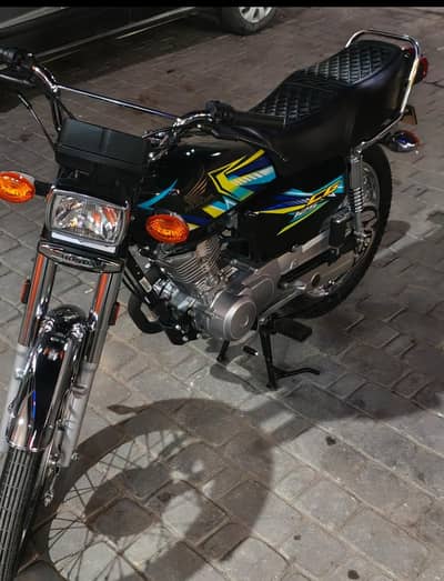 2026 ka stiker ha 25 ky last month ma li ha new condition 10by10 ha