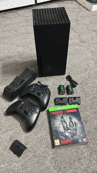 Xbox series x 1tb 2 controllers with games almost new