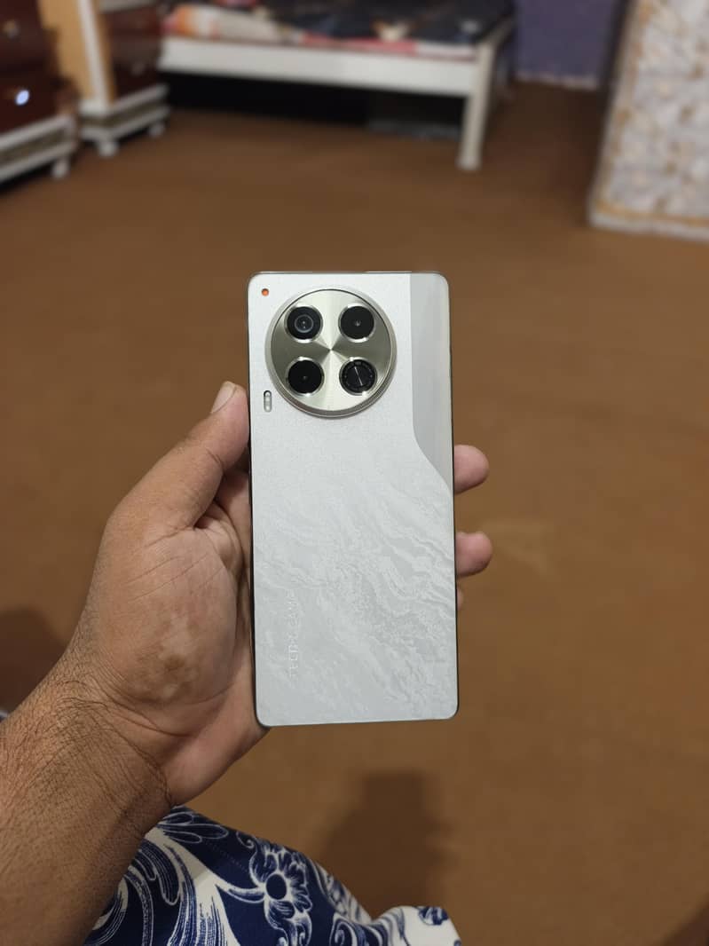 Tecno CAMON 30 1