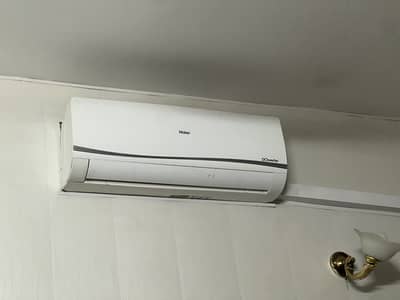 1.5-ton AC inverter in excellent, clean condition.
