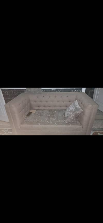 5 seater sofa set used condition 7 /10 needs to be cleaned