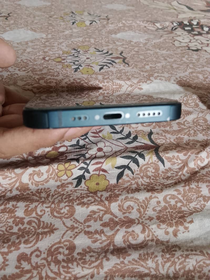 Apple iPhone 13 2