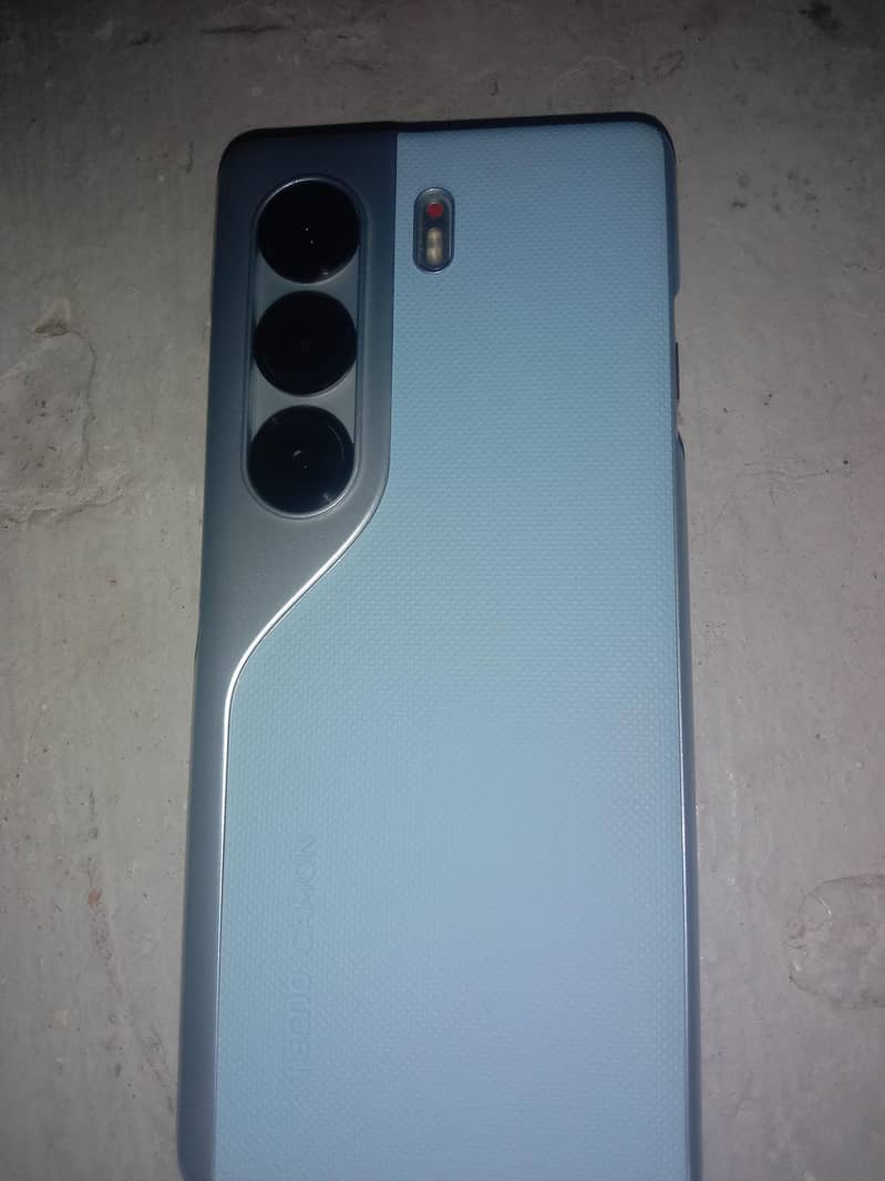 Tecno CAMON 40 Pro 1