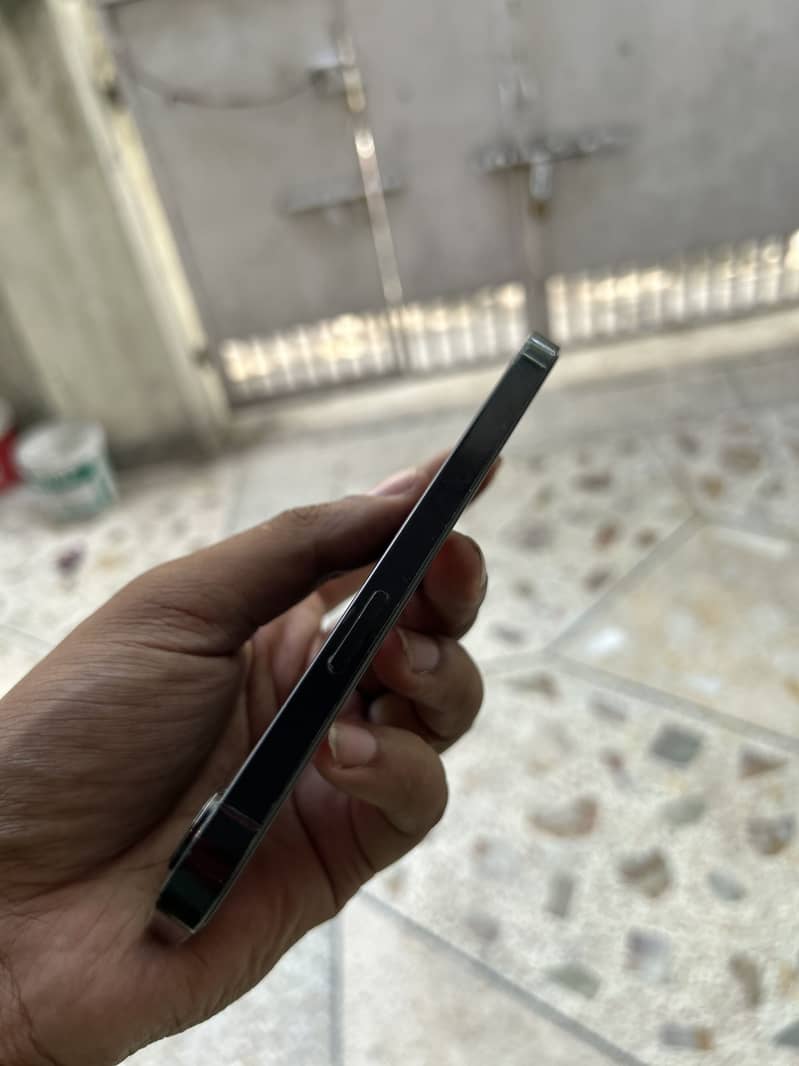 Apple iPhone 16e complete box 3