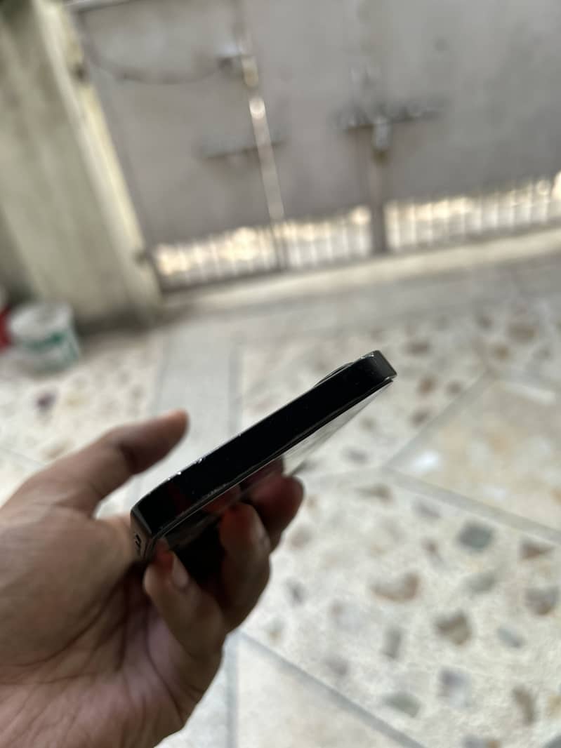 Apple iPhone 16e complete box 4