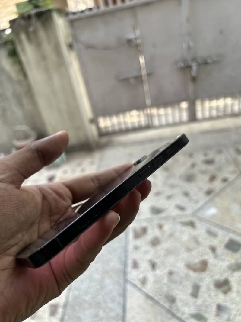 Apple iPhone 16e complete box 5