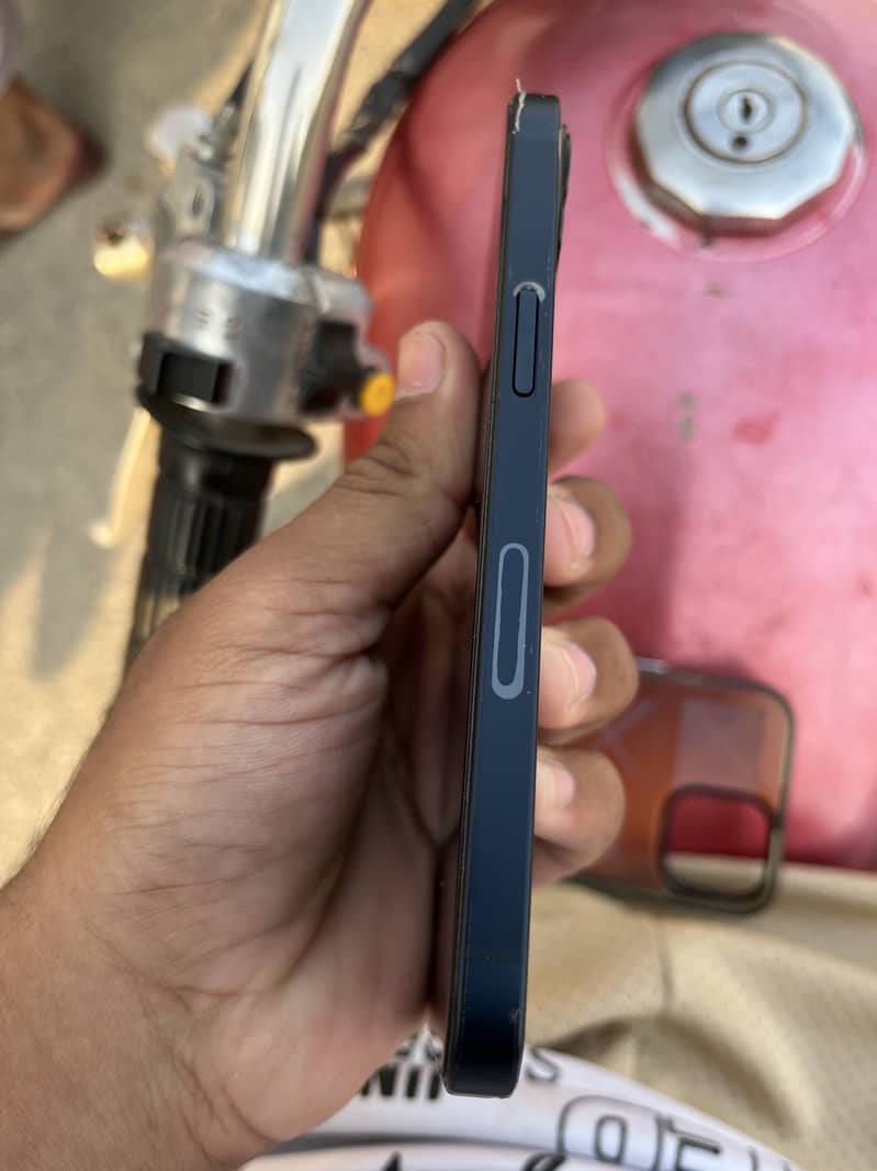 Apple iPhone 13 6