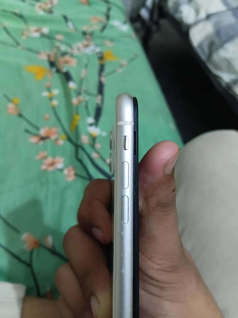 Apple iPhone 11 4