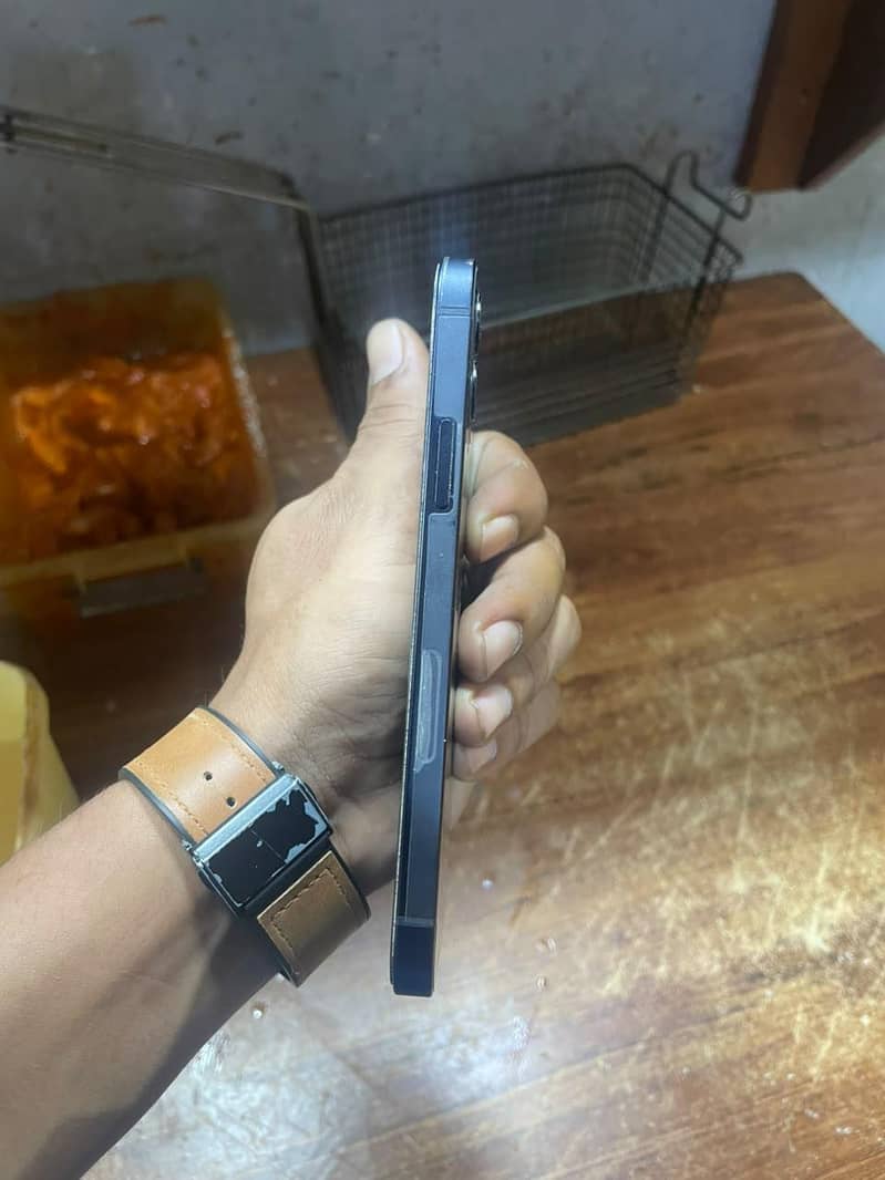 Apple iPhone 12 3