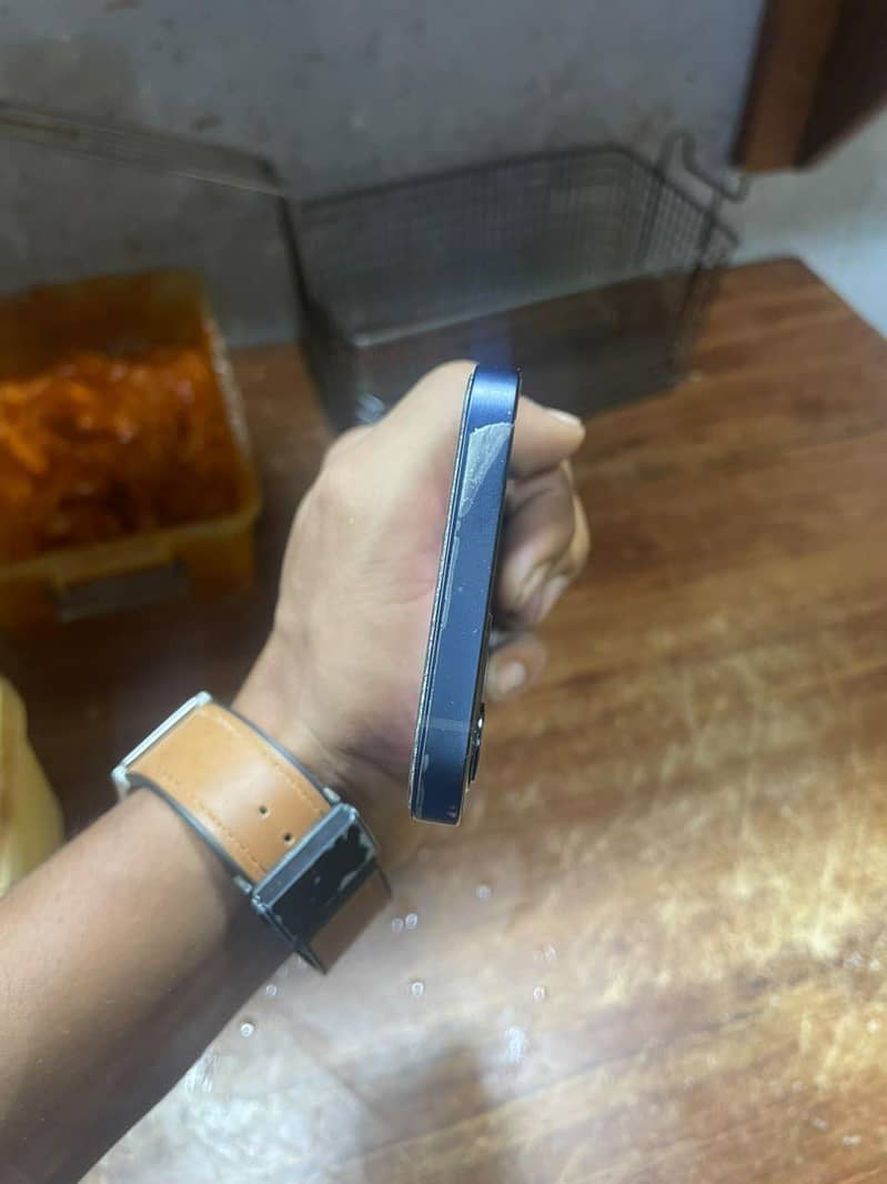 Apple iPhone 12 4
