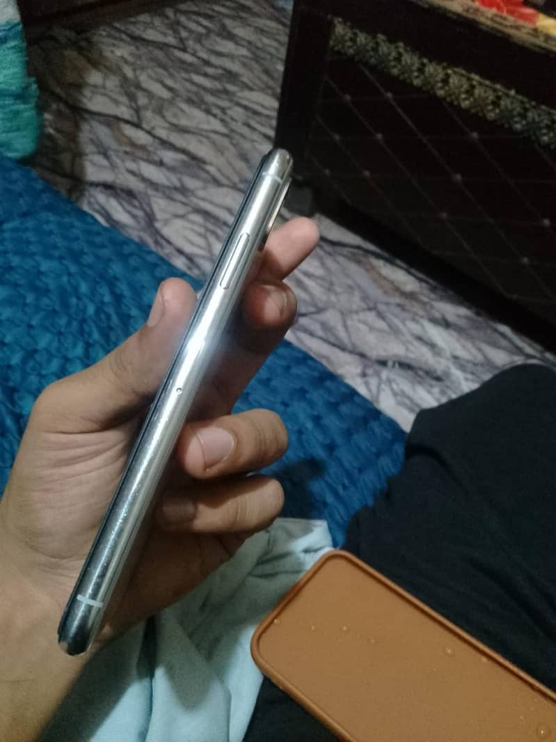 Apple iPhone X 3