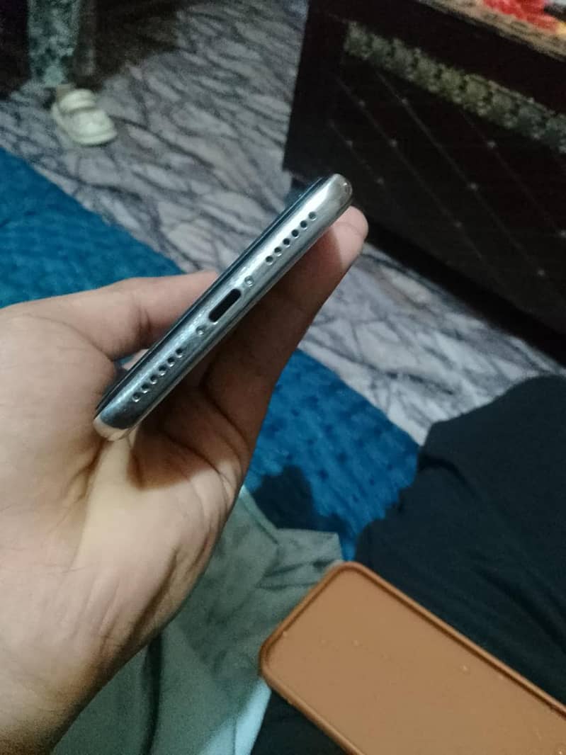 Apple iPhone X 4