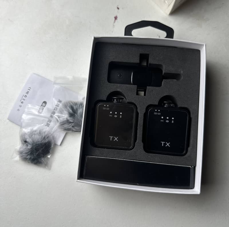 F11-2 Wireless Microphone 1