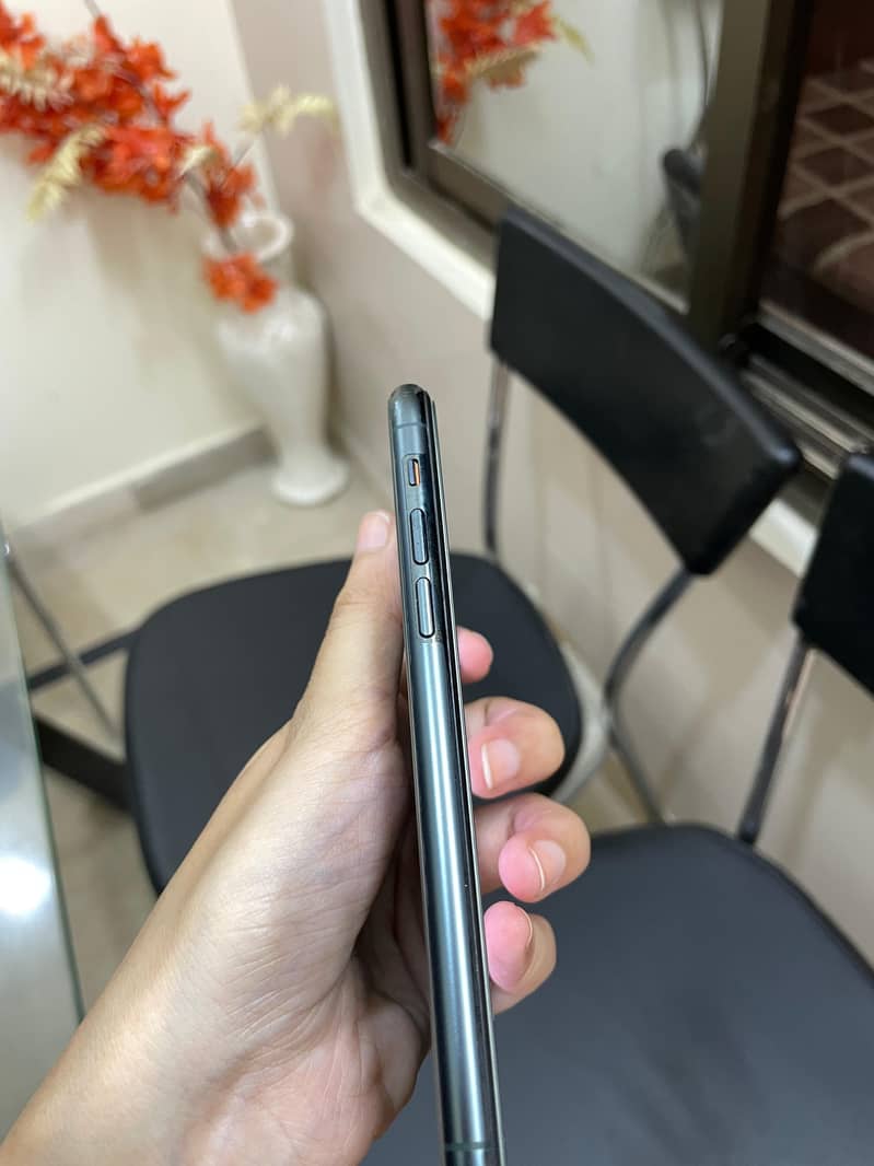 Apple iPhone 11 Pro 4