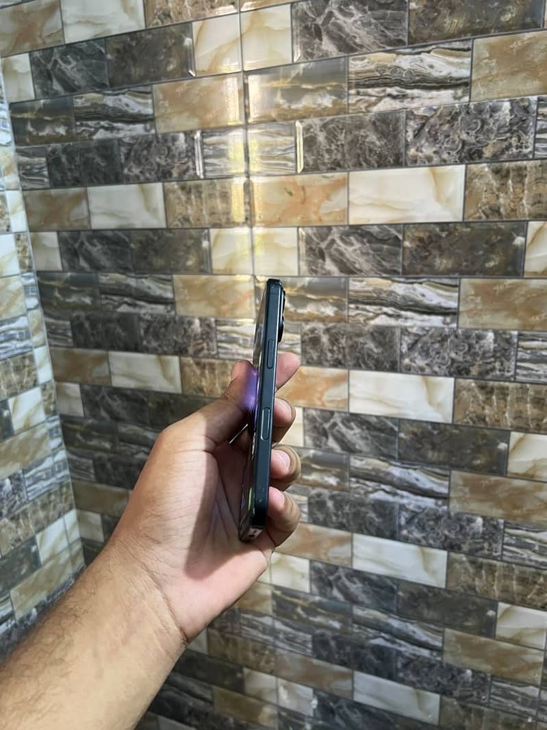 Apple iPhone 16 3