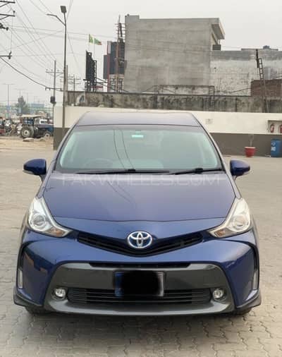 Toyota Prius Alpha 2015