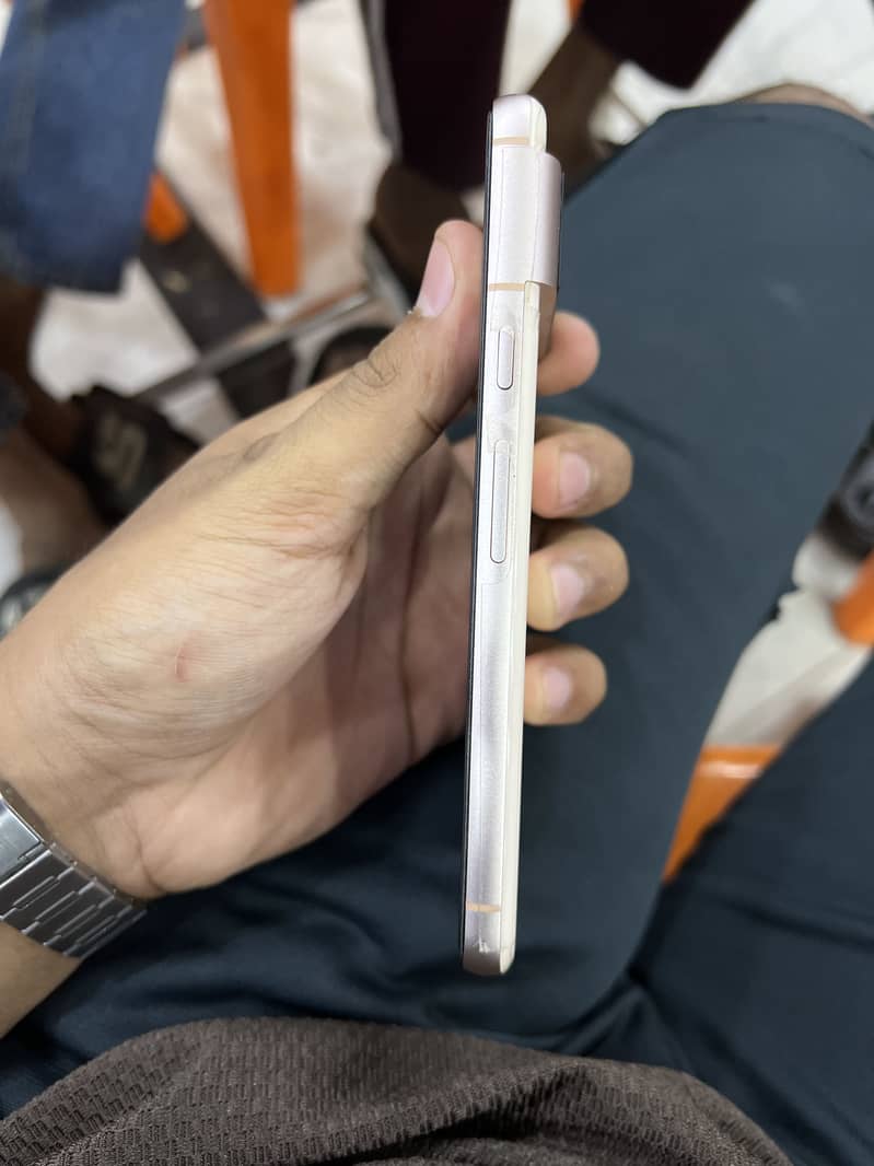 Google pixel 8 4
